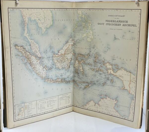 STEMFOORT J.W., TEN SIETHOFF J.J. Atlas van nederlandsch Oost-Indië bij het topographisch bureau te Batavia samengestelf in de jaren 1897-1904. Bij de topographische inrichting te 's Gravenhage gereproduceerd in de jaren 1898-1907 onder leiding van den directeur C.A. Eckstein.